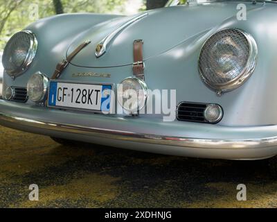 Castellarquato, Italien - 22. Juni 2024 Silberflagge-Rallye, Nahaufnahme der Front eines klassischen silbernen porsche 356 vor einem Speedster, mit dem Kopf Stockfoto