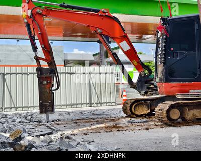 Bagger mit Hydraulikhammer zum Brechen von Beton auf einer Baustelle Stockfoto
