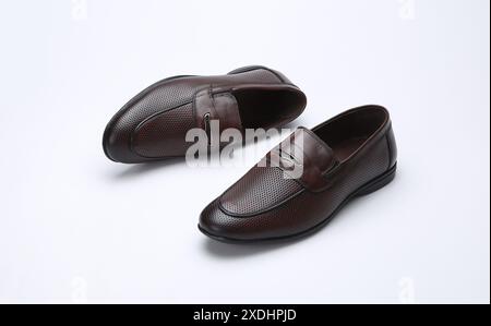 Braune Loafers Mokassins kreatives Lifestyle mit Mokassins auf weißem Hintergrund Stockfoto