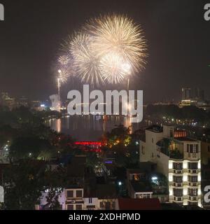 Hanoi, Vietnam - 10. Februar 2024: Feuerwerk über dem Hoan Kiem See zur Feier des vietnamesischen Neujahrs Tet Stockfoto