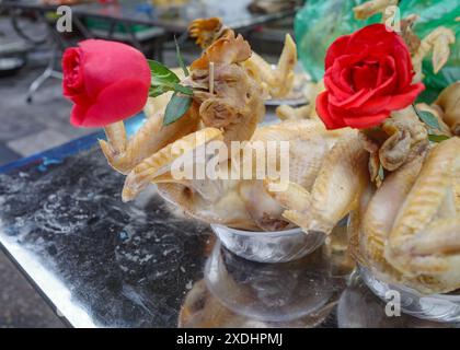 Hanoi, Vietnam - 9. Februar 2024: Ein Marktstand verkauft Ente mit Rosenblüten für die Tet Lunar Neujahrsferien in Vietnam Stockfoto