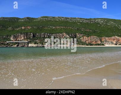 Blick auf den Naturpark Arrabida mit kristallklarem Wasser und Sandstrand im Vordergrund. Flussmündung des Flusses Sado, Setubal, Portugal. Stockfoto