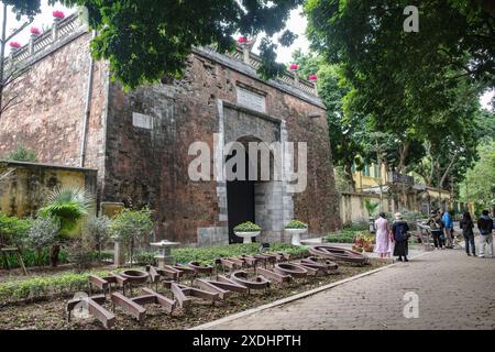 Hanoi, Vietnam - 9. Februar 2024: Eingangstor zur Kaiserlichen Zitadelle von Thang Long, Hanoi, Vietnam Stockfoto
