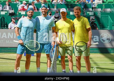 23. Juni 2024, Halle Westf, Westfalen, Deutschland: Simone Bolelli (ITA), Andrea Vavassori (ITA), Tim Puetz (GER), Kevin Krawietz (GER) neue Sieger mit Trophäen während der 31. TERRA WORTMANN OPEN, ATP500 - Herren Tennis (Bild: © Mathias Schulz/ZUMA Press Wire) NUR REDAKTIONELLE VERWENDUNG! Nicht für kommerzielle ZWECKE! Stockfoto