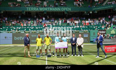 Juni 2024, Halle Westf, Westfalen, Deutschland: U.a. Hans-Jürgen Ochs (GER) - ATP Supvervisor, Tim Puetz (GER), Kevin Krawietz (GER), Andrea Vavassori (ITA), Simone Bolelli (ITA), Ralf Weber (GER) - Turnierdirektor, Sven Wortmann (GER) - Terra Wortmann Group Trophäenzeremonie während des Jahres 31. TERRA WORTMANN OPEN, ATP500 - Herren Tennis (Bild: © Mathias Schulz/ZUMA Press Wire) NUR REDAKTIONELLE VERWENDUNG! Nicht für kommerzielle ZWECKE! Stockfoto