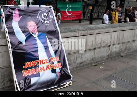 London, Großbritannien. Juni 2024. Schild mit der Bitte nach „Gerechtigkeit für Imran Khan“ gegenüber der Downing Street. Anhänger der pakistanischen Tehrik-e-Insaf-Partei (PTI) des inhaftierten ehemaligen Premierministers Imran Khan demonstrieren vor der Downing Street 10 und fordern die Freilassung von Imran Kahn und inhaftierten PTI-Arbeitern. Quelle: David Tramontan / Alamy Live News Stockfoto