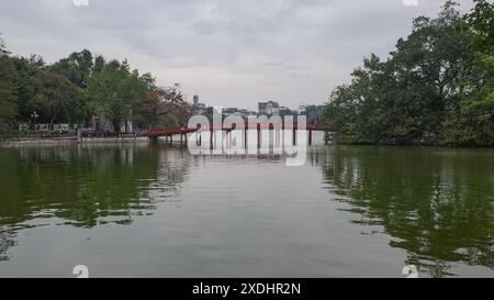 Hanoi, Vietnam - 9. Februar 2024: Brücke zum Ngoc Son Tempel auf einer Insel im Hoan Kiem Lake, Hanoi, Vietnam Stockfoto