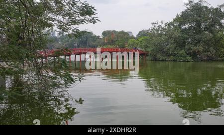 Hanoi, Vietnam - 9. Februar 2024: Brücke zum Ngoc Son Tempel auf einer Insel im Hoan Kiem Lake, Hanoi, Vietnam Stockfoto