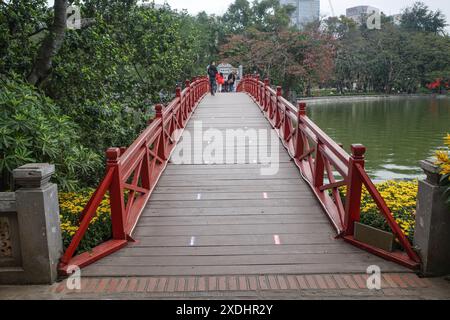 Hanoi, Vietnam - 9. Februar 2024: Brücke zum Ngoc Son Tempel auf einer Insel im Hoan Kiem Lake, Hanoi, Vietnam Stockfoto