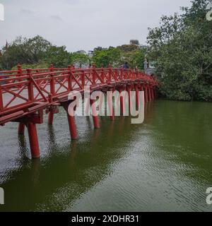 Hanoi, Vietnam - 9. Februar 2024: Brücke zum Ngoc Son Tempel auf einer Insel im Hoan Kiem Lake, Hanoi, Vietnam Stockfoto