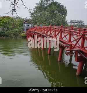 Hanoi, Vietnam - 9. Februar 2024: Brücke zum Ngoc Son Tempel auf einer Insel im Hoan Kiem Lake, Hanoi, Vietnam Stockfoto