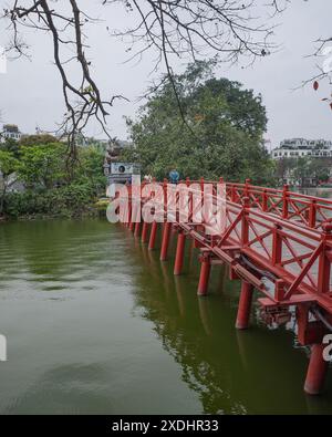 Hanoi, Vietnam - 9. Februar 2024: Brücke zum Ngoc Son Tempel auf einer Insel im Hoan Kiem Lake, Hanoi, Vietnam Stockfoto