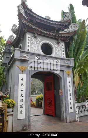 Hanoi, Vietnam - 9. Februar 2024: Brücke zum Ngoc Son Tempel auf einer Insel im Hoan Kiem Lake, Hanoi, Vietnam Stockfoto