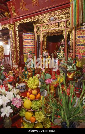 Hanoi, Vietnam - 9. Februar 2024: Schrein in der Tran Quoc-Pagode, der älteste in Vietnam aus dem Jahr 545 n. Chr Stockfoto