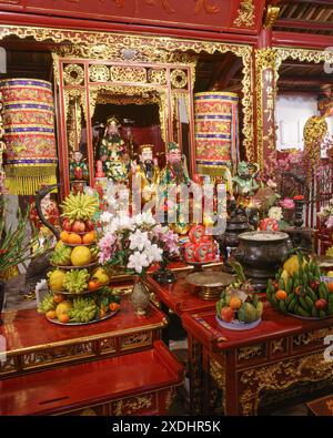 Hanoi, Vietnam - 9. Februar 2024: Schrein in der Tran Quoc-Pagode, der älteste in Vietnam aus dem Jahr 545 n. Chr Stockfoto