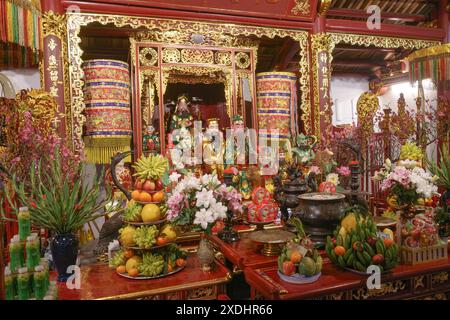 Hanoi, Vietnam - 9. Februar 2024: Schrein in der Tran Quoc-Pagode, der älteste in Vietnam aus dem Jahr 545 n. Chr Stockfoto