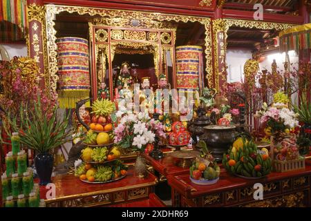 Hanoi, Vietnam - 9. Februar 2024: Schrein in der Tran Quoc-Pagode, der älteste in Vietnam aus dem Jahr 545 n. Chr Stockfoto