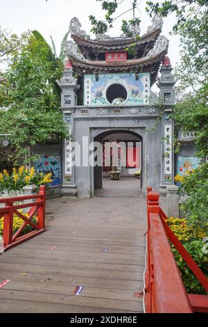 Hanoi, Vietnam - 9. Februar 2024: Brücke zum Ngoc Son Tempel auf einer Insel im Hoan Kiem Lake, Hanoi, Vietnam Stockfoto