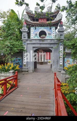 Hanoi, Vietnam - 9. Februar 2024: Brücke zum Ngoc Son Tempel auf einer Insel im Hoan Kiem Lake, Hanoi, Vietnam Stockfoto