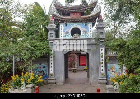 Hanoi, Vietnam - 9. Februar 2024: Brücke zum Ngoc Son Tempel auf einer Insel im Hoan Kiem Lake, Hanoi, Vietnam Stockfoto