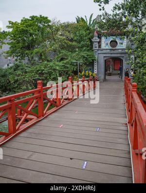 Hanoi, Vietnam - 9. Februar 2024: Brücke zum Ngoc Son Tempel auf einer Insel im Hoan Kiem Lake, Hanoi, Vietnam Stockfoto