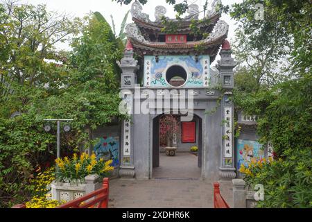 Hanoi, Vietnam - 9. Februar 2024: Brücke zum Ngoc Son Tempel auf einer Insel im Hoan Kiem Lake, Hanoi, Vietnam Stockfoto