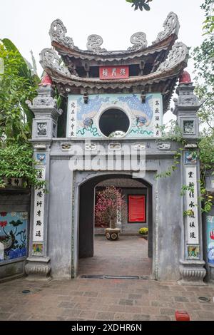 Hanoi, Vietnam - 9. Februar 2024: Brücke zum Ngoc Son Tempel auf einer Insel im Hoan Kiem Lake, Hanoi, Vietnam Stockfoto