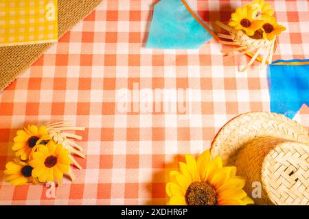 Dekorativer Hintergrund für den brasilianischen Feiertag Festa Junina. Mit Sonnenblumen und Strohhüten. Stockfoto