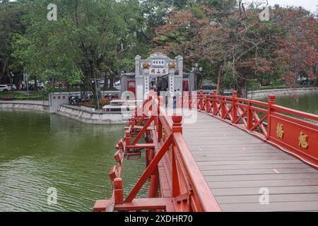 Hanoi, Vietnam - 9. Februar 2024: Brücke zum Ngoc Son Tempel auf einer Insel im Hoan Kiem Lake, Hanoi, Vietnam Stockfoto