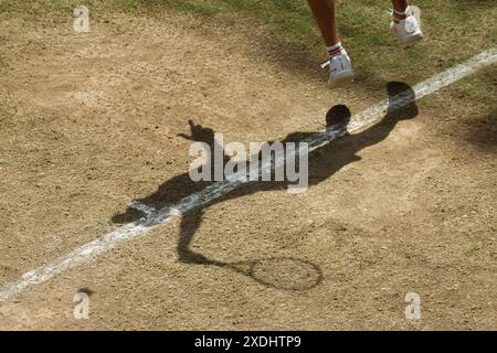 Halle, Deutschland. Juni 2024. Tennis: ATP Tour, Singles, Finale, Sinner (Italien) - Hurkacz (Polen). Hubert Hurkacz macht eine Portion. Quelle: Friso Gentsch/dpa/Alamy Live News Stockfoto