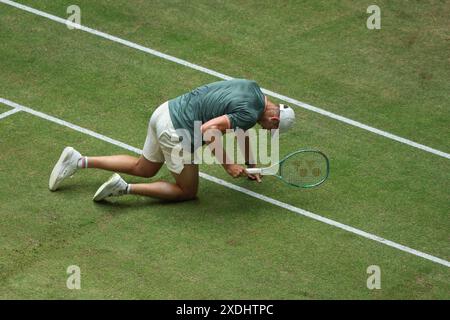 Halle, Deutschland. Juni 2024. Tennis: ATP Tour, Singles, Finale, Sinner (Italien) - Hurkacz (Polen). Hubert Hurkacz kniet auf dem Gras. Quelle: Friso Gentsch/dpa/Alamy Live News Stockfoto