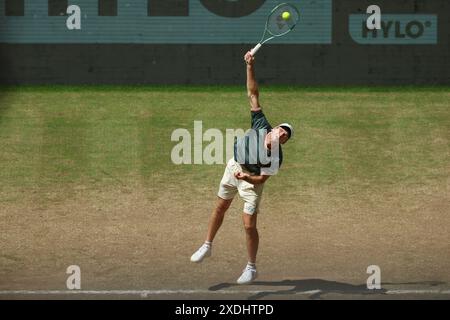 Halle, Deutschland. Juni 2024. Tennis: ATP Tour, Singles, Finale, Sinner (Italien) - Hurkacz (Polen). Hubert Hurkacz macht eine Portion. Quelle: Friso Gentsch/dpa/Alamy Live News Stockfoto