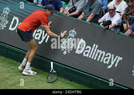 Halle, Deutschland. Juni 2024. Tennis: ATP Tour, Singles, Finale, Sinner (Italien) - Hurkacz (Polen). Jannik Sinner läuft ins Geländer. Quelle: Friso Gentsch/dpa/Alamy Live News Stockfoto