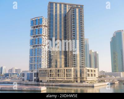 Abu Dhabi, VAE - 11. Januar 2024: Gebäude und Details, öffentliche Bereiche und Bereiche auf Al Reem Island. Stockfoto