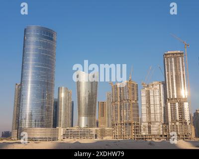 Abu Dhabi, VAE - 11. Januar 2024: Bau eines neuen Wohn- und Büroviertels mit Infrastruktur und öffentlichen Räumen auf Al Reem Island. Stockfoto
