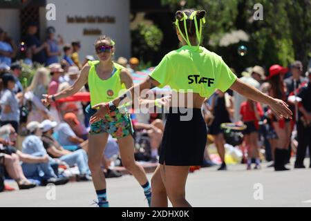 22. Juni 2024, Santa Barbara, Kalifornien, USA: Zwei Frauen im Stab T-Shirts Rollschuh am 22. Juni 2024, dem 50. Jahrestag der Sommersonnenparade in Santa Barbara. (Kreditbild: © Amy Katz/ZUMA Press Wire) NUR REDAKTIONELLE VERWENDUNG! Nicht für kommerzielle ZWECKE! Stockfoto