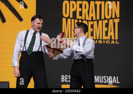 Die Besetzung von Operation Mincemeat live auf der Bühne West End Live bringt alle Musiktheare an einem Wochenende auf einer Bühne zusammen. Sat 22. Juni 2024 Musicals beinhalteten Wicked, Phantom of the Opera, Frozen, A Chorus Line, Operation Hackeat, Babies the Musical, Mean Girls, Moulin Rouge, Cabaret, The Book of Mormon, Sister Act, Hamilton, Les Miserables und Emerald Storm. Die Moderatoren waren Mazz Murray Hannah Lowther und Bradly Jaden. Die Menschenmassen packten den Trafalagr Square wieder auf. Stockfoto