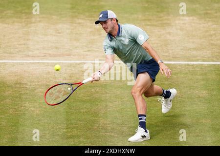 Tommy Paul in Aktion während seines Spiels gegen Lorenzo Musetti (nicht abgebildet) am 9. Tag der Cinch-Meisterschaft im Queen's Club, London. Bilddatum: Sonntag, 23. Juni 2024. Stockfoto