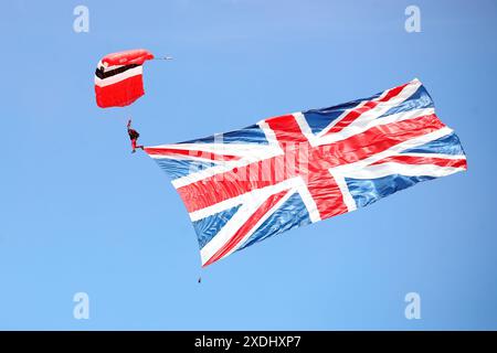 Armed Forces fliegen mit dem Fallschirm in das Stadion vor dem Spiel der Betfred Super League im Salford Community Stadium. Bilddatum: Sonntag, 23. Juni 2024. Stockfoto