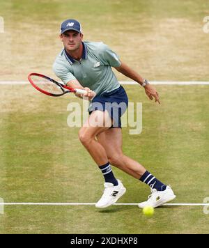 Tommy Paul in Aktion während seines Spiels gegen Lorenzo Musetti (nicht abgebildet) am 9. Tag der Cinch-Meisterschaft im Queen's Club, London. Bilddatum: Sonntag, 23. Juni 2024. Stockfoto