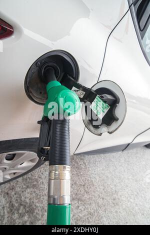 Ein Auto mit einer bleifreien Benzinpumpe füllen Stockfoto