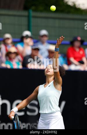 Birmingham, UKEastbourne, East Sussex, Großbritannien. Juni 2024, 23. Juni 2024; Devonshire Park, Eastbourne, East Sussex, England: Rothesay International Eastbourne, Qualifying Day 2, Ranah Akua Stoiber (GBR) dient Magda Linette (POL) in ihrem Qualifikationsfinalkredit: Action Plus Sports Images/Alamy Live News Credit: Action Plus Sports Images/Alamy Live News Stockfoto