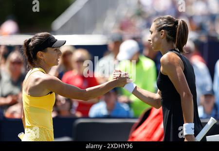 Birmingham, UKEastbourne, East Sussex, Großbritannien. Juni 2024, 23. Juni 2024; Devonshire Park, Eastbourne, East Sussex, England: Rothesay International Eastbourne, Qualifikationstag 2, Petra Martic (CRO) schüttelt nach dem Spiel die Hand mit Elina Avanesyan Credit: Action Plus Sports Images/Alamy Live News Credit: Action Plus Sports Images/Alamy Live News Stockfoto