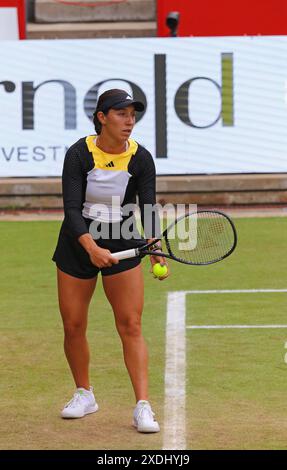 Berlin, Deutschland. Juni 2024. Jessica PEGULA aus den USA bereitet sich vor, während ihres Halbfinalspiels der ecoTRANS Ladies German Open 500 gegen Coco GAUFF aus den USA im Rot Weiss Tennis Club in Berlin zu dienen. Quelle: Oleksandr Prykhodko/Alamy Live News Stockfoto