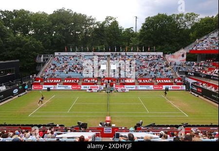 Berlin, Deutschland. Juni 2024. Panoramablick auf den Steffi Graf-Platz des Rot Weiss Tennis Club in Berlin während des WTA 500 ecoTRANS Ladies German Open Spiel Coco Gauff (USA) gegen Jessica Pegula (USA). Quelle: Oleksandr Prykhodko/Alamy Live News Stockfoto