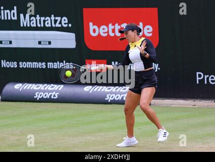 Berlin, Deutschland. Juni 2024. Jessica PEGULA von USA in Aktion während ihres WTA 500 ecoTRANS Ladies German Open Halbfinales gegen Coco GAUFF aus den USA im Rot Weiss Tennis Club in Berlin. Quelle: Oleksandr Prykhodko/Alamy Live News Stockfoto