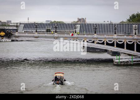 19. Juni 2024, Paris, Frankreich: Blick auf die Brücke Alexandre III mit den Infrastrukturen für die Olympischen Spiele in Paris. In einem Monat bis zur Eröffnung der Olympischen Spiele in Paris werden die Orte, an denen die Wettkämpfe stattfinden, in isÂ gatheringÂ Pace eingerichtet. (Credit Image: © Telmo Pinto/SOPA Images via ZUMA Press Wire) NUR REDAKTIONELLE VERWENDUNG! Nicht für kommerzielle ZWECKE! Stockfoto