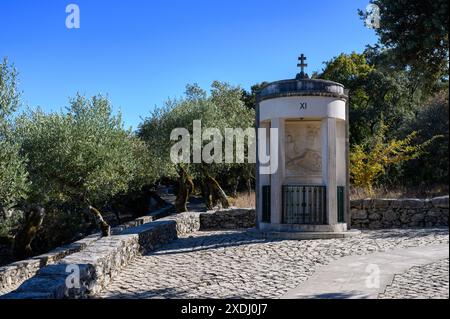 Station XI des Kreuzweges (Jesus ist ans Kreuz genagelt). Valinhos (Fátima), Portugal. Stockfoto