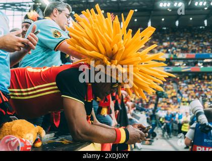 Köln, Deutschland. Juni 2024. Köln, RheinEnergieStadion, 22.06.2024: belgischer Fan mit Pommes Hut vor dem Spiel UEFA-Europameisterschaft 2024 Belgien gegen Rumänien. Quelle: Mika Volkmann/Alamy Live News Stockfoto