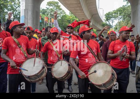 Dhaka, Bangladesch. Juni 2024. Die Teilnehmer sahen während der großen Rallye Schlagzeug spielen. Die Awami League Party organisierte eine Kundgebung, um das Platin-Jubiläum der Partei zu feiern, an der Tausende von Menschen teilnahmen. (Foto: Sazzad Hossain/SOPA Images/SIPA USA) Credit: SIPA USA/Alamy Live News Stockfoto
